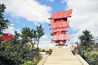 “红旗飘飘”主题雕塑