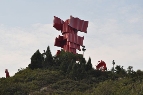 “红旗飘飘”主题雕塑